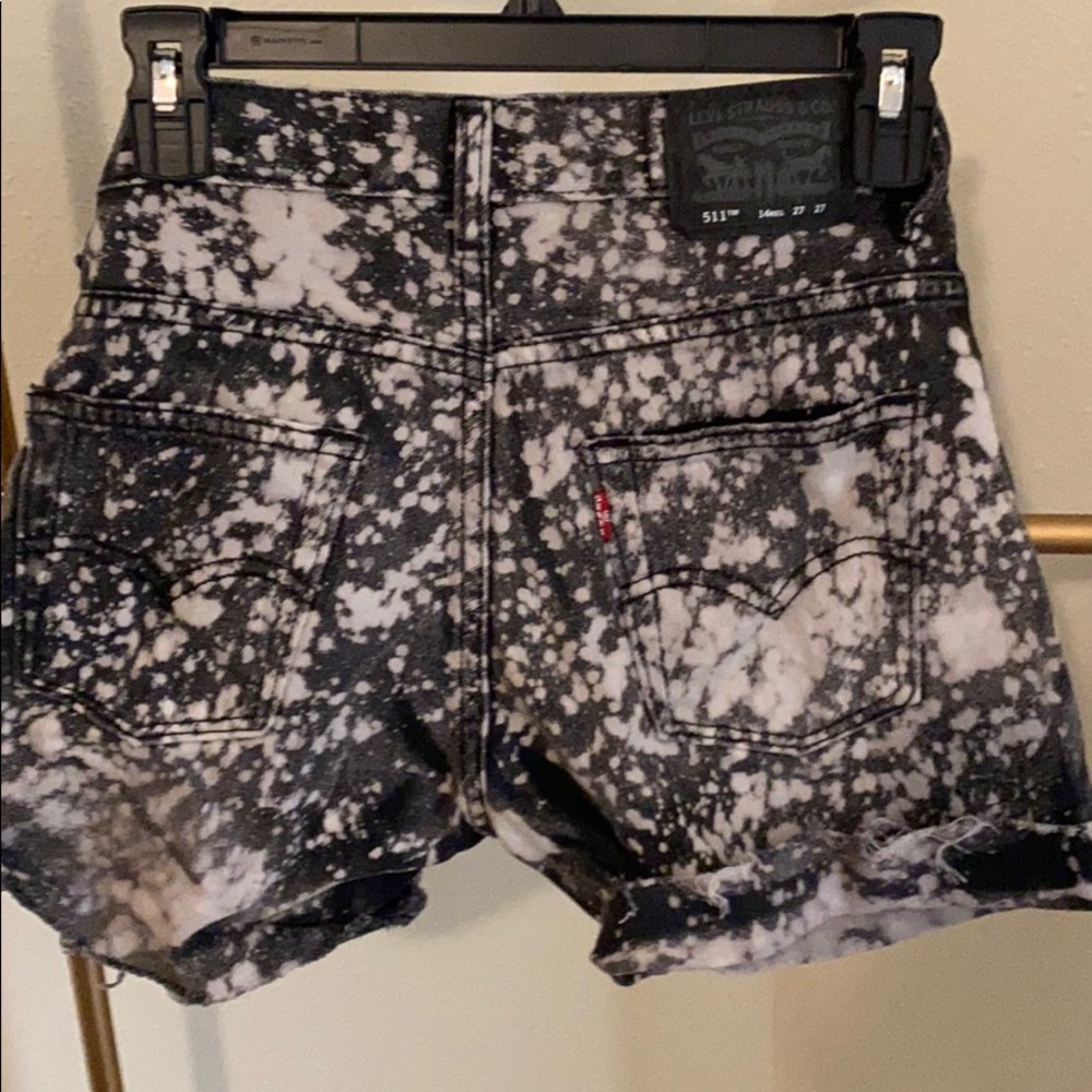 Distressed Levi’s shorts - Picture 2 of 5